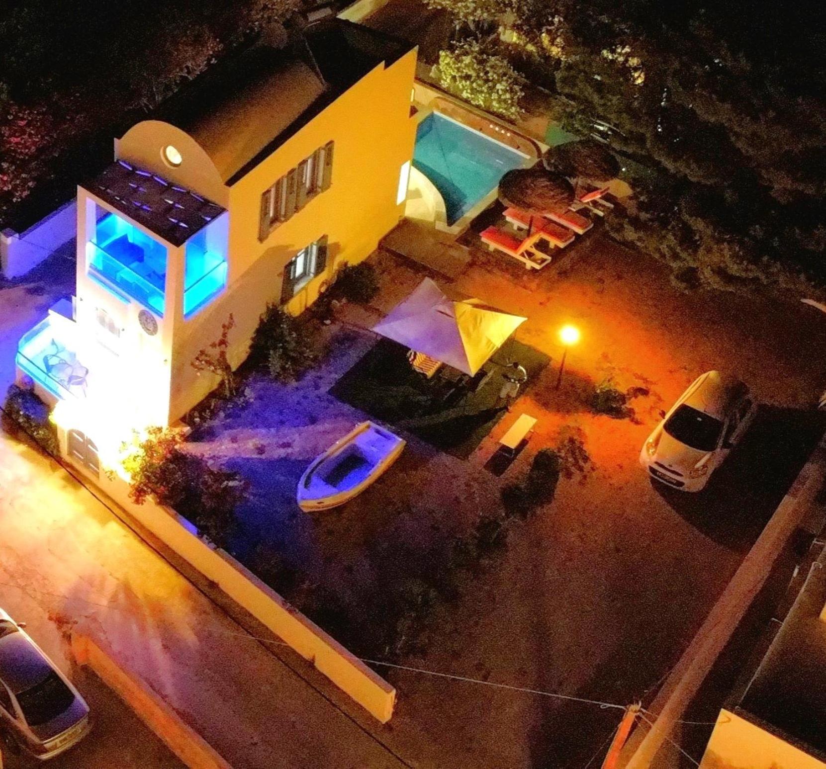 Located By The Sea One Beachfront Private Captain Lazaros Pool Villa With Loft In 750Sqm Spacious Private Plot-Jacuzzi-Sunrelax-Furnished Terace-Gazebo-Private Parking,Sleep 3 Adults And 2 Children, Just Steps From The Black Beach-Seaview Perissa  Esterno foto
