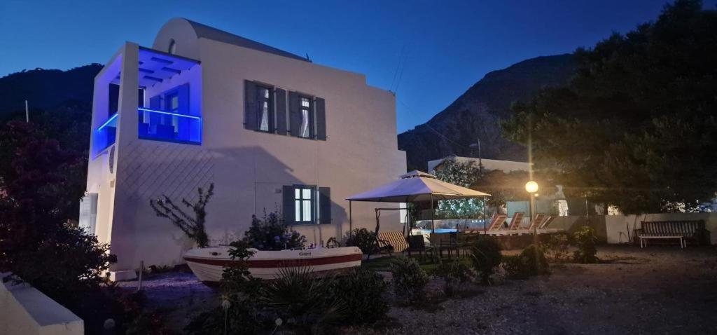Located By The Sea One Beachfront Private Captain Lazaros Pool Villa With Loft In 750Sqm Spacious Private Plot-Jacuzzi-Sunrelax-Furnished Terace-Gazebo-Private Parking,Sleep 3 Adults And 2 Children, Just Steps From The Black Beach-Seaview Perissa  Esterno foto