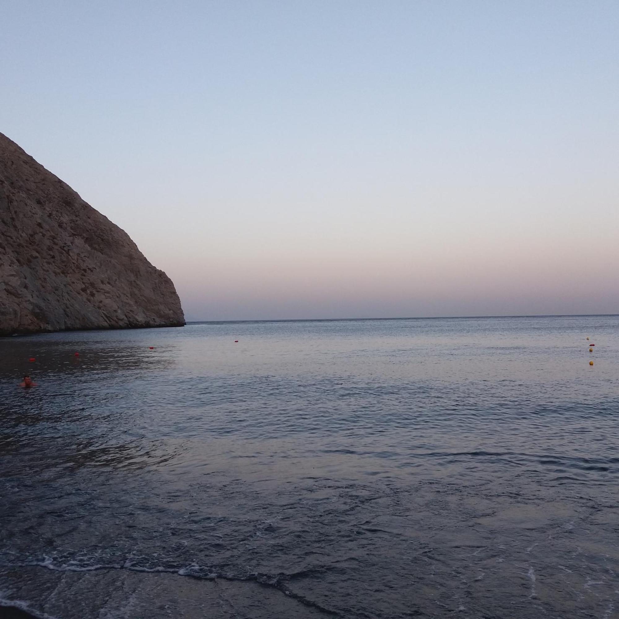 Located By The Sea One Beachfront Private Captain Lazaros Pool Villa With Loft In 750Sqm Spacious Private Plot-Jacuzzi-Sunrelax-Furnished Terace-Gazebo-Private Parking,Sleep 3 Adults And 2 Children, Just Steps From The Black Beach-Seaview Perissa  Esterno foto