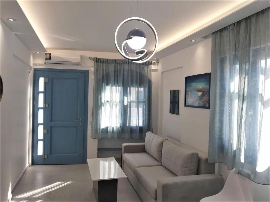 Located By The Sea One Beachfront Private Captain Lazaros Pool Villa With Loft In 750Sqm Spacious Private Plot-Jacuzzi-Sunrelax-Furnished Terace-Gazebo-Private Parking,Sleep 3 Adults And 2 Children, Just Steps From The Black Beach-Seaview Perissa  Esterno foto