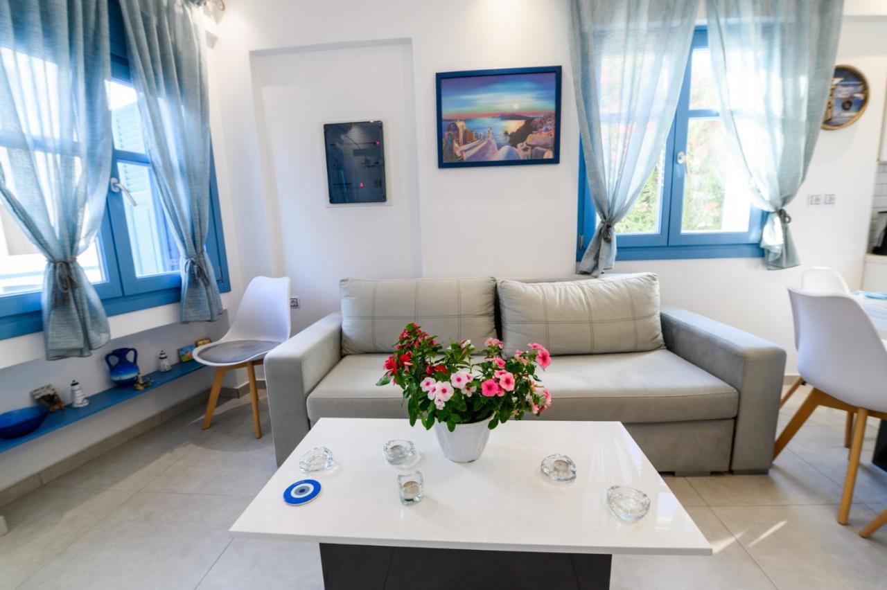 Located By The Sea One Beachfront Private Captain Lazaros Pool Villa With Loft In 750Sqm Spacious Private Plot-Jacuzzi-Sunrelax-Furnished Terace-Gazebo-Private Parking,Sleep 3 Adults And 2 Children, Just Steps From The Black Beach-Seaview Perissa  Esterno foto